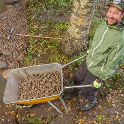 Idea purokunnostuksessa on siinä, että taimenen kutupaikkoja kohennetaan viemällä virtapaikkoihin soraa ja kiviä. Poikasten kehittyminen onnistuu puhtaassa soraikossa, jossa hapekas vesi pääsee kiertämään. He is building up trout spawning area, which located in Helsinki.