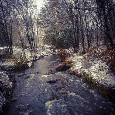 ensilumi-firstsnow-longinoja-autumnleaves-autumn-longinojasyksy-river-creek-urbannaturelovers-urbann-3