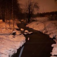lumi-eituukestaa-iltalenkilla-longinoja-jalatmarkana