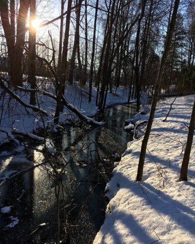 Kävely lenkillä aurinkoisessa säässä.