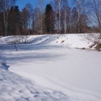 Longinoja, my favorite creek in Helsinki, where it's not shown on google maps, very near its source. Longinojalla talvi vielä jatkuu, vaikka muualla lumi sulaa kovaa vaihtia. 31.3.2018. Sunnuntai palstojen läpi virtaava pohjoinen haara lähellä Malmin lentokenttää.