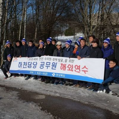 Usko tai älä, mutta Longinojalle tutustumisretken teki Etelä-koreasta lähtöisin oleva delegaatio. Oli hieno päivä, jonka kruunasi tällaisen arvovaltaisen ryhmän kanssa otettu ryhmäkuva. Englanniks teksti lakanassa "To find advanced overseas water policy 2018" "civil servants responsible for river overseas training".