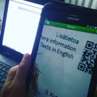 Luontopolun opastaulujen QR-koodien tarkistus käynnissä. Polun tauluihin tulee Fi sekä Se ja nettiin lisäksi En ja Ru kieliversiot.